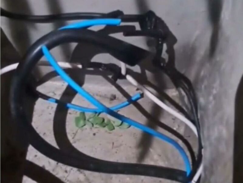 Ilustração da notícia Tentativa de furto de fios deixa praça no escuro em Camapuã